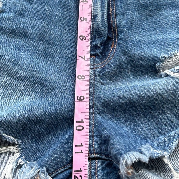 American Eagle Distressed High Waisted Mom Shorts Size 2 - Picture 12 of 13
